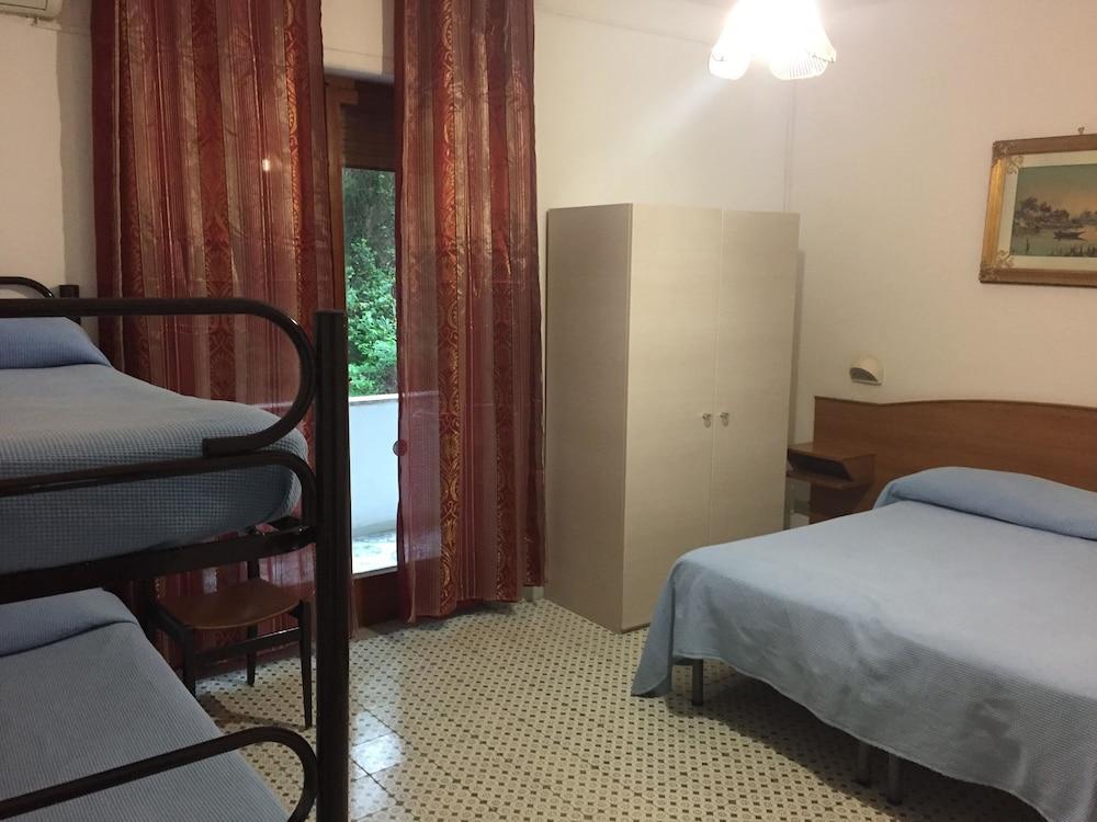 Hotel Cavour Sorrento Bagian luar foto