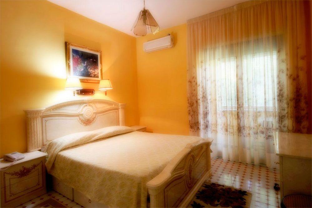Hotel Cavour Sorrento Bagian luar foto